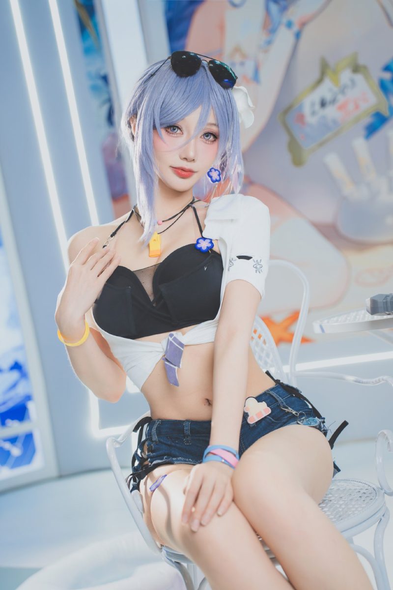 Mesmerizing Moon Goddess Cosplay from "Deep Space Eyes"
