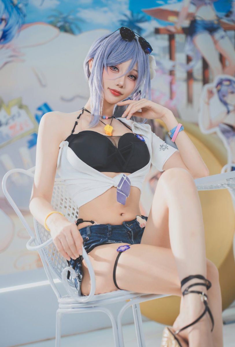 Mesmerizing Moon Goddess Cosplay from "Deep Space Eyes"
